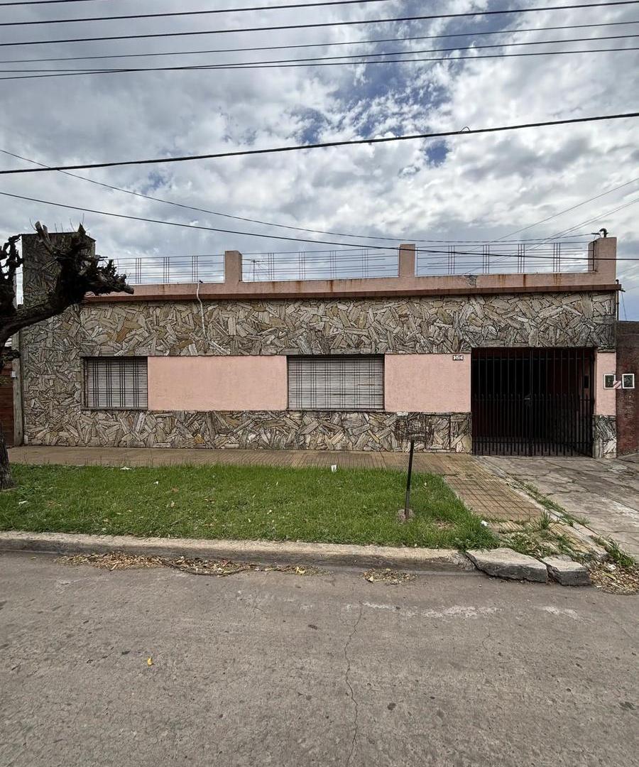 Foto de Casa en venta de 4 ambientes en Moron Sur con gran fondo, imagen 2