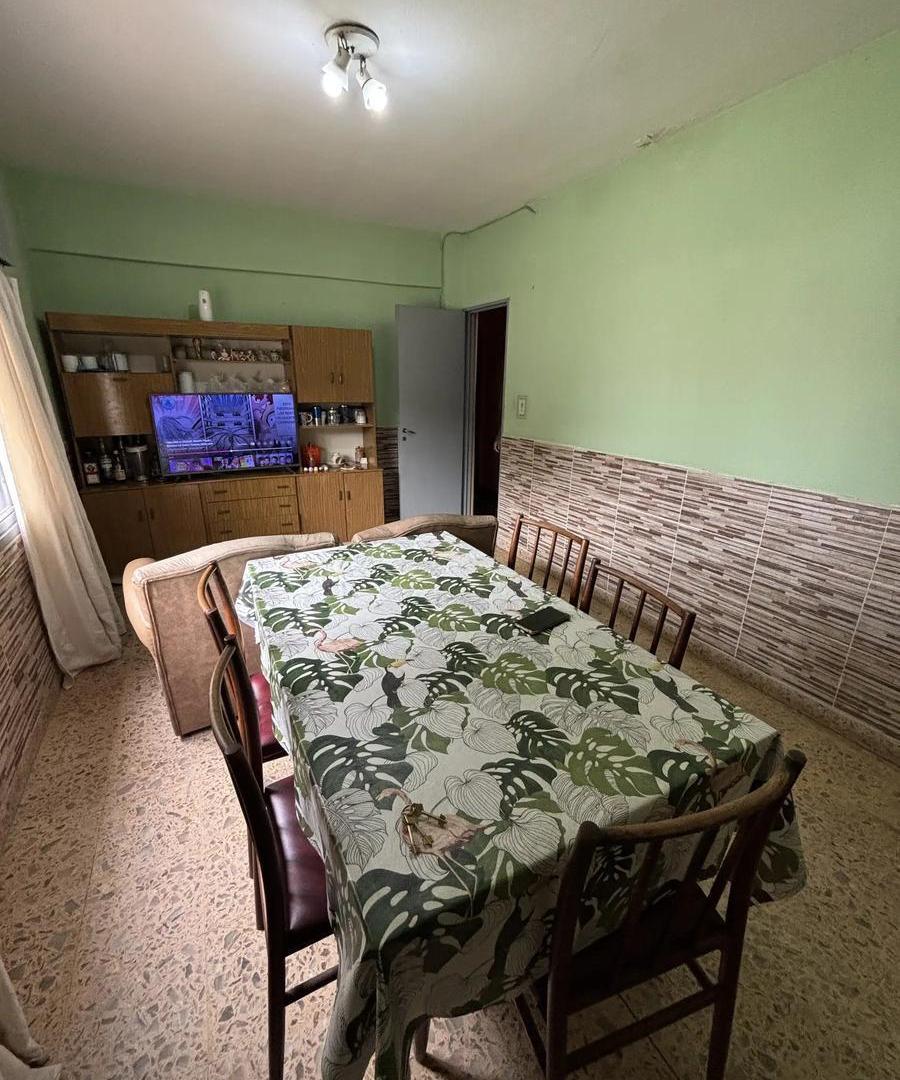 Foto de Casa en venta de 4 ambientes en Moron Sur con gran fondo, imagen 1