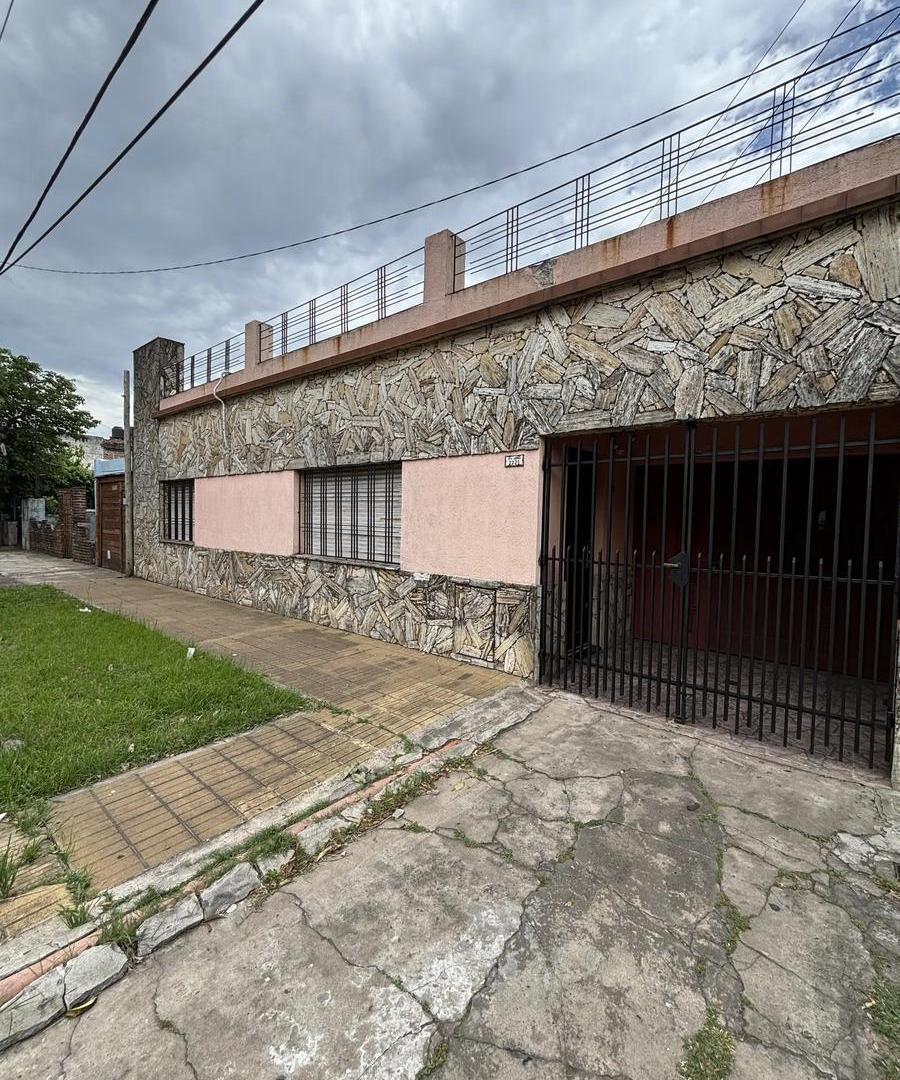 Foto de Casa en venta de 4 ambientes en Moron Sur con gran fondo, imagen 3