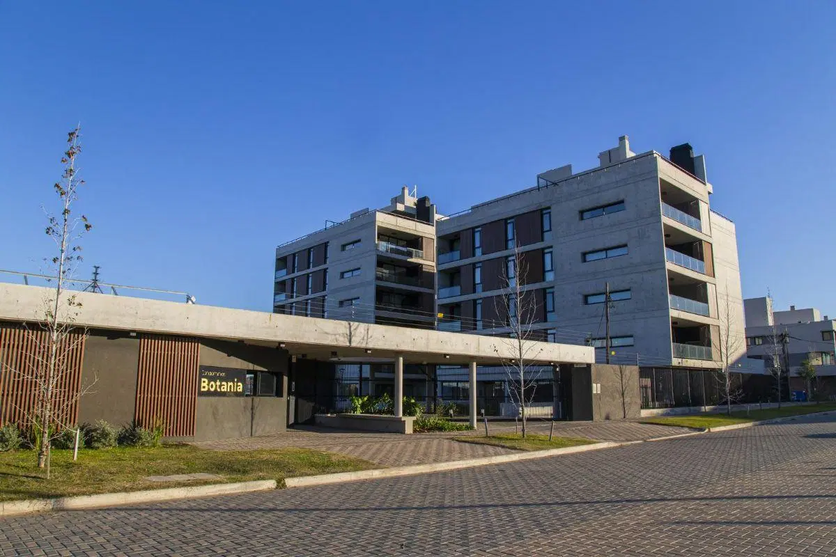 Departamento de 1 dormitorio con amplio deck en gran complejo de condominios Botania 2