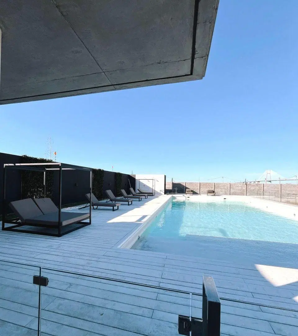 Departamento de 1 dormitorio con amplio deck en gran complejo de condominios Botania 8
