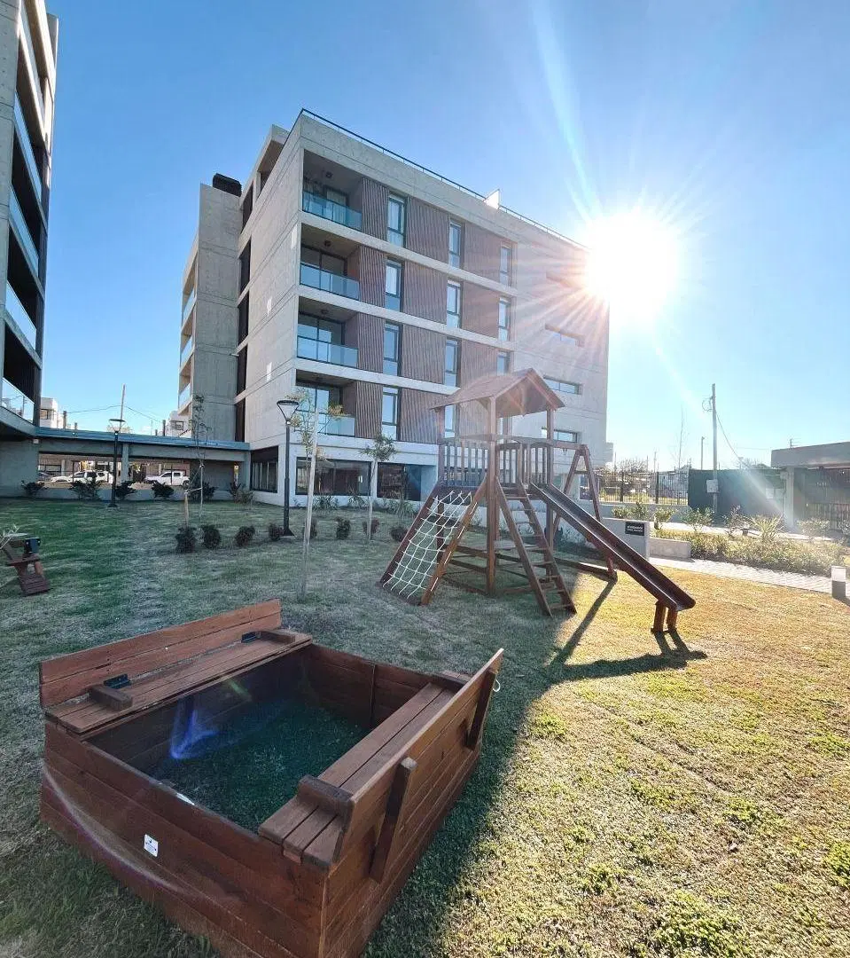 Departamento de 1 dormitorio con amplio deck en gran complejo de condominios Botania 3