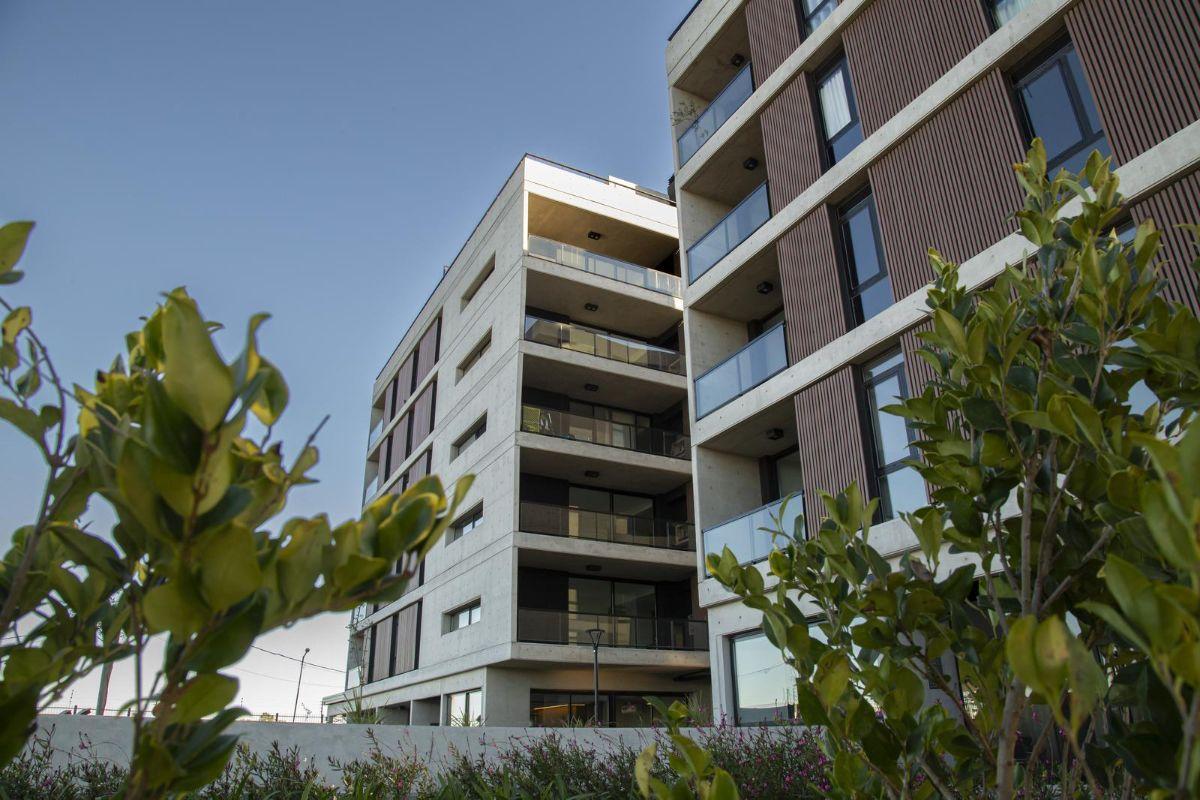 Departamento de 1 dormitorio con amplio deck en gran complejo de condominios Botania