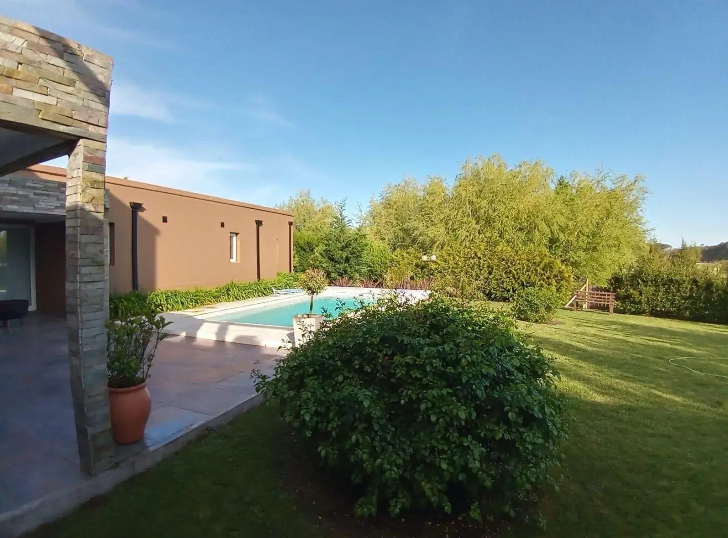 Casa 4 dormitorios con jardín y piscina en Rumencó 2