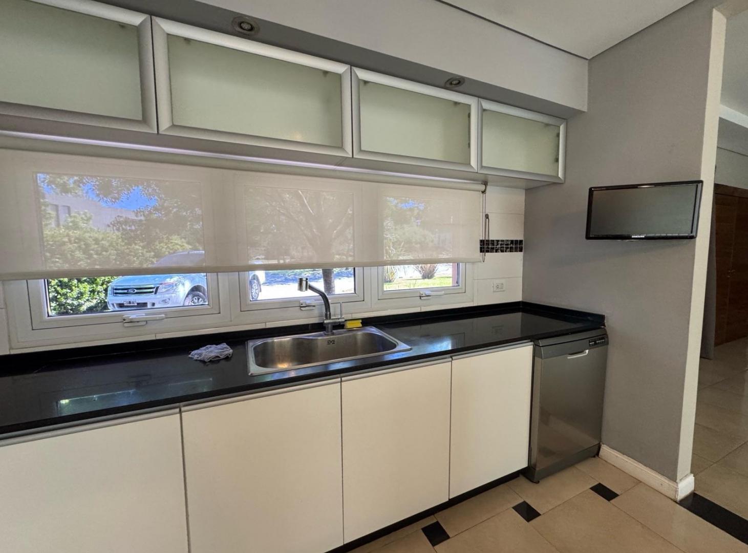 Foto de Casa 4 dormitorios con jardín y piscina en Rumencó, imagen 3