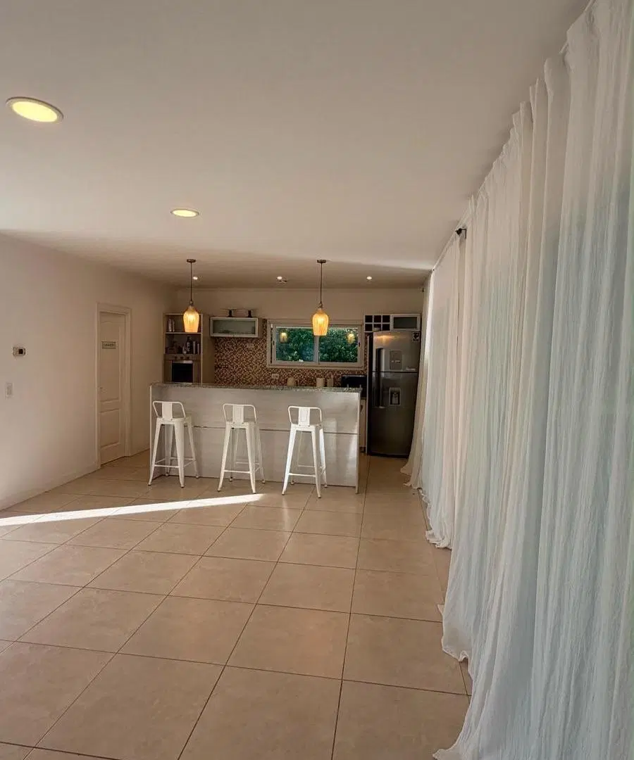 Casa 4 amb con gran jardín en alquiler en el barrio privado Rumenco 8