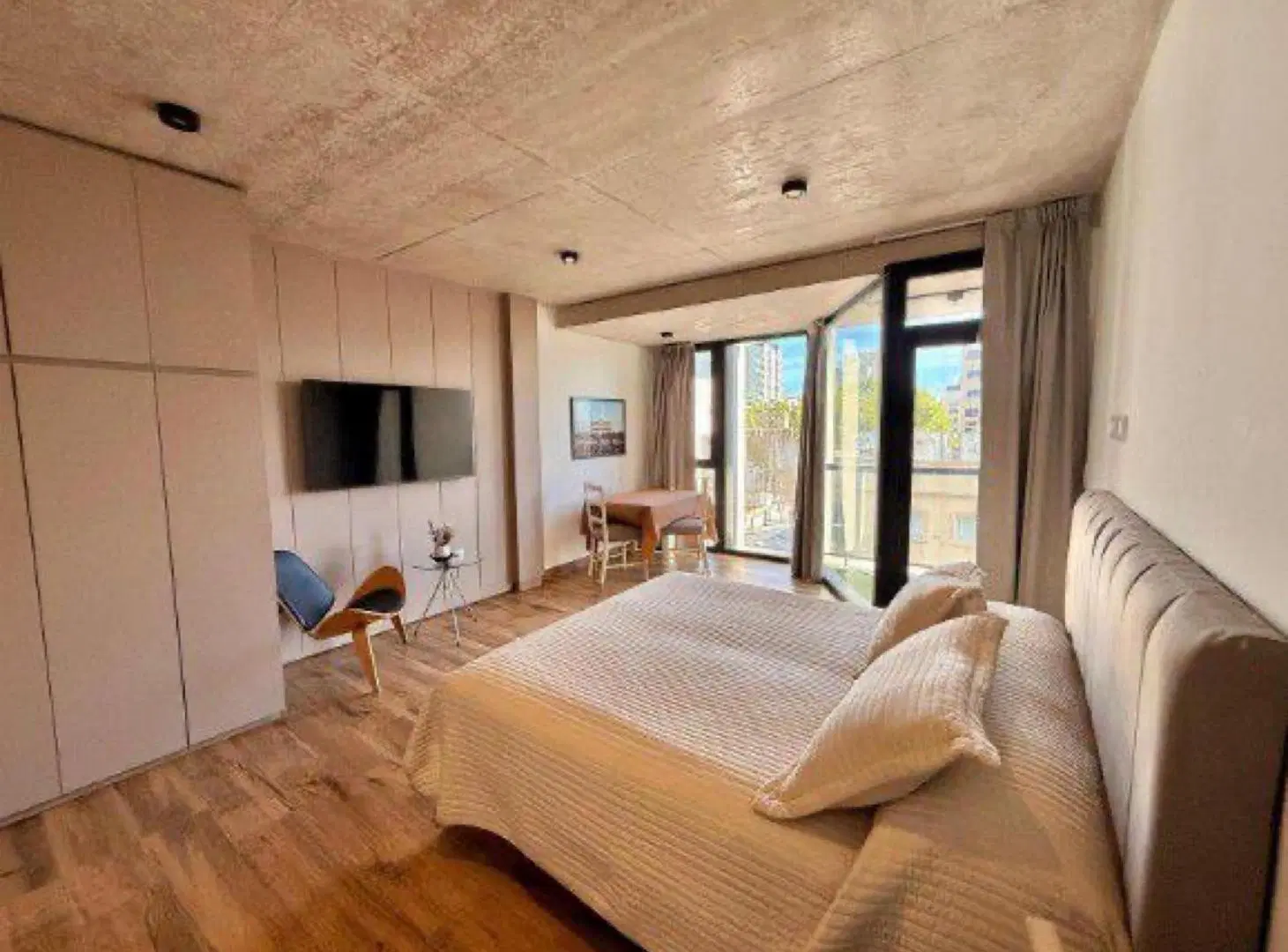 Depto loft estudio amoblado y con cochera zona Aldrey 5