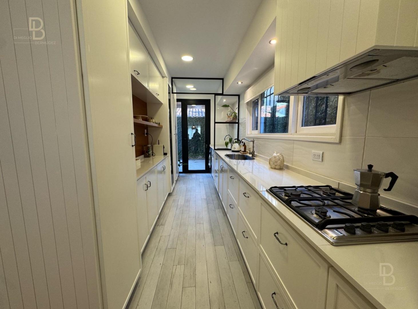 Foto de Casa renovada en Chauvin con 3 dormitorios, patio y cochera, imagen 1