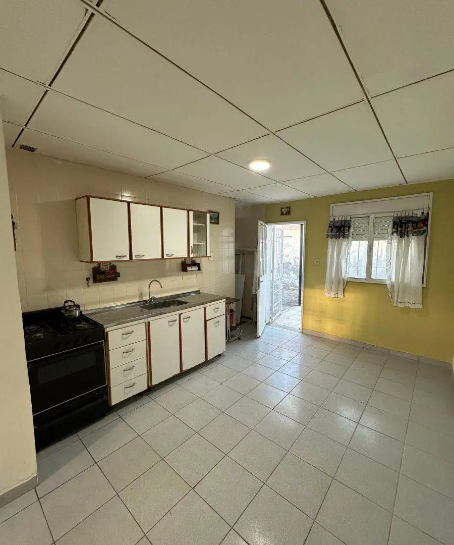 Casa de 3 dormitorios con amplio patio y entrada de vehículo 8