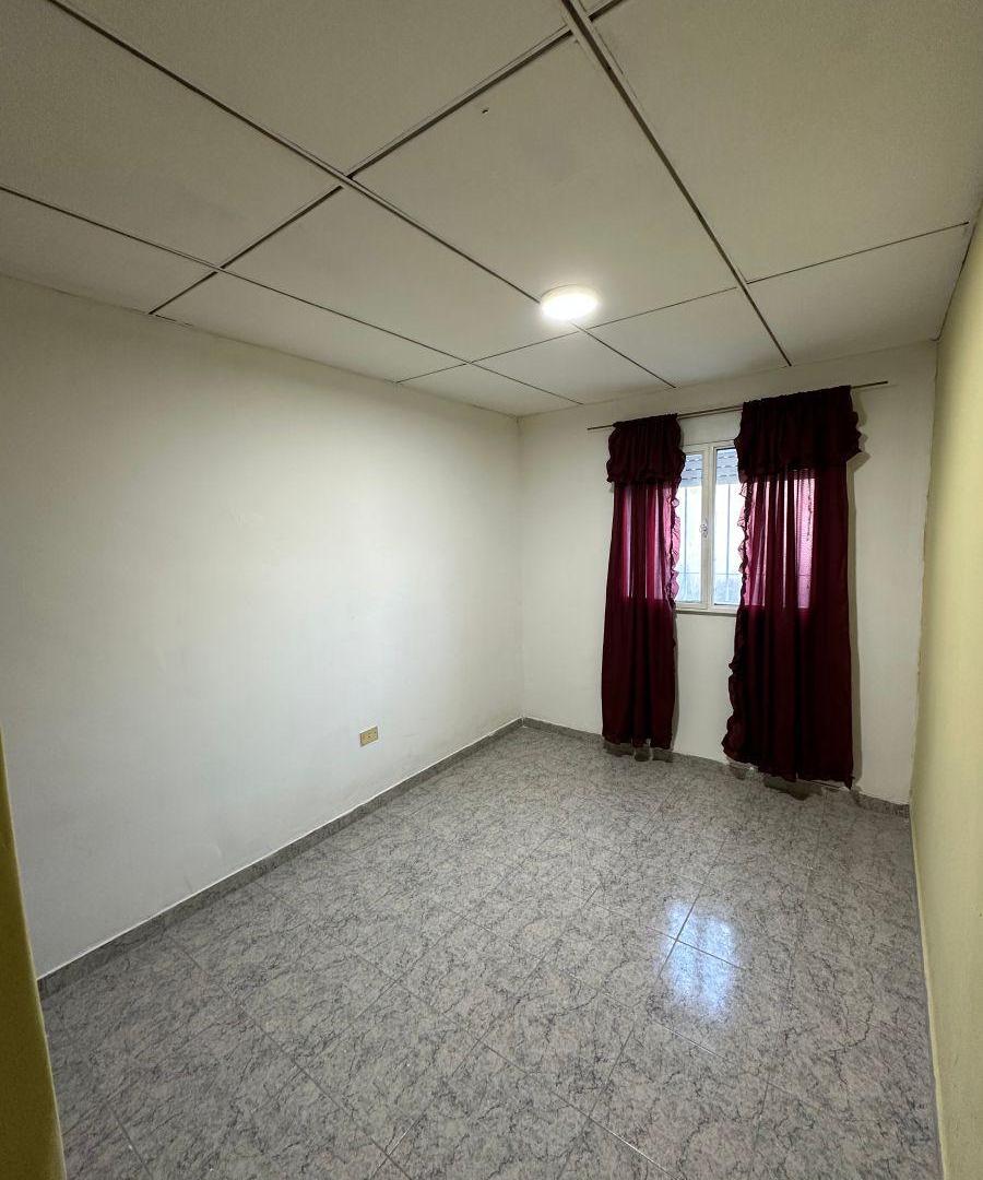Foto de Casa de 3 dormitorios con amplio patio y entrada de vehículo, imagen 2
