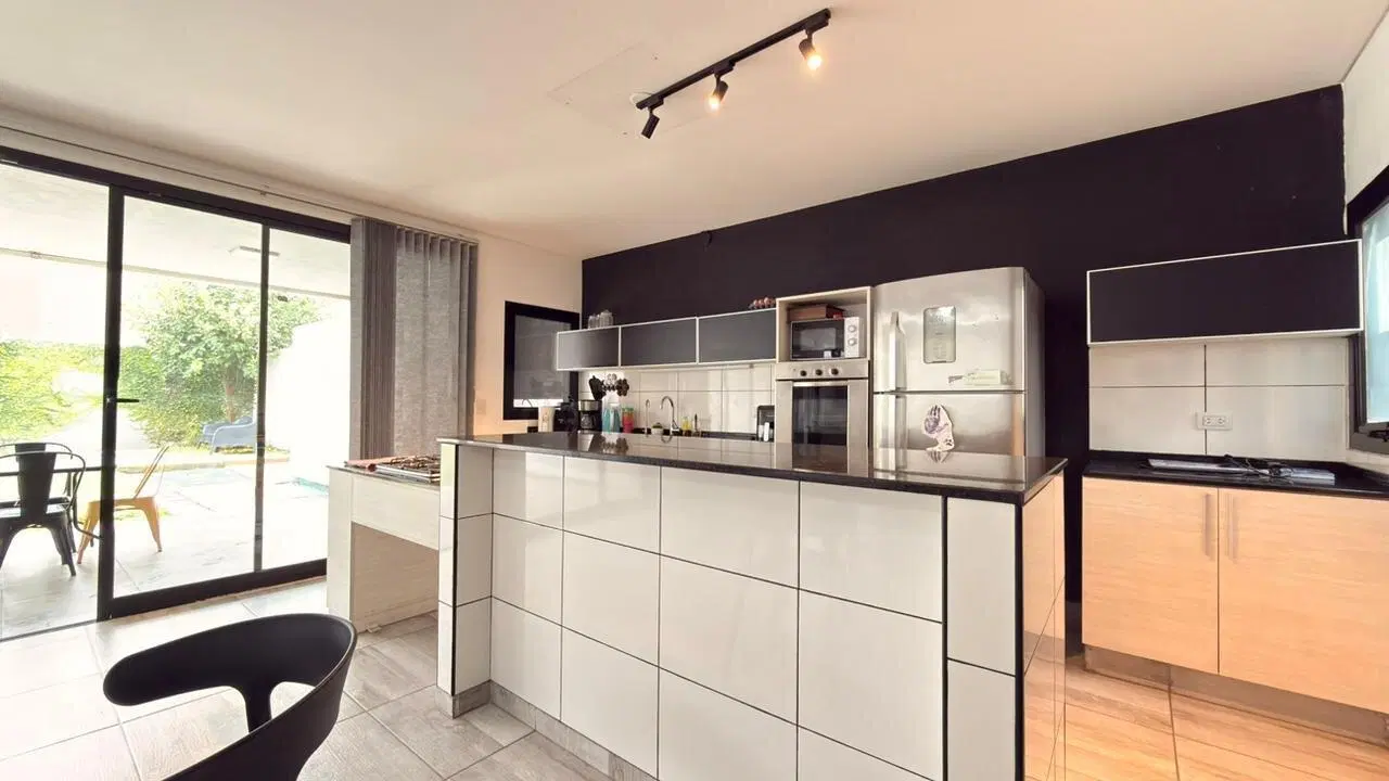 VENTA CASA CLAROS DEL BOSQUE 4 DORM PILETA 5