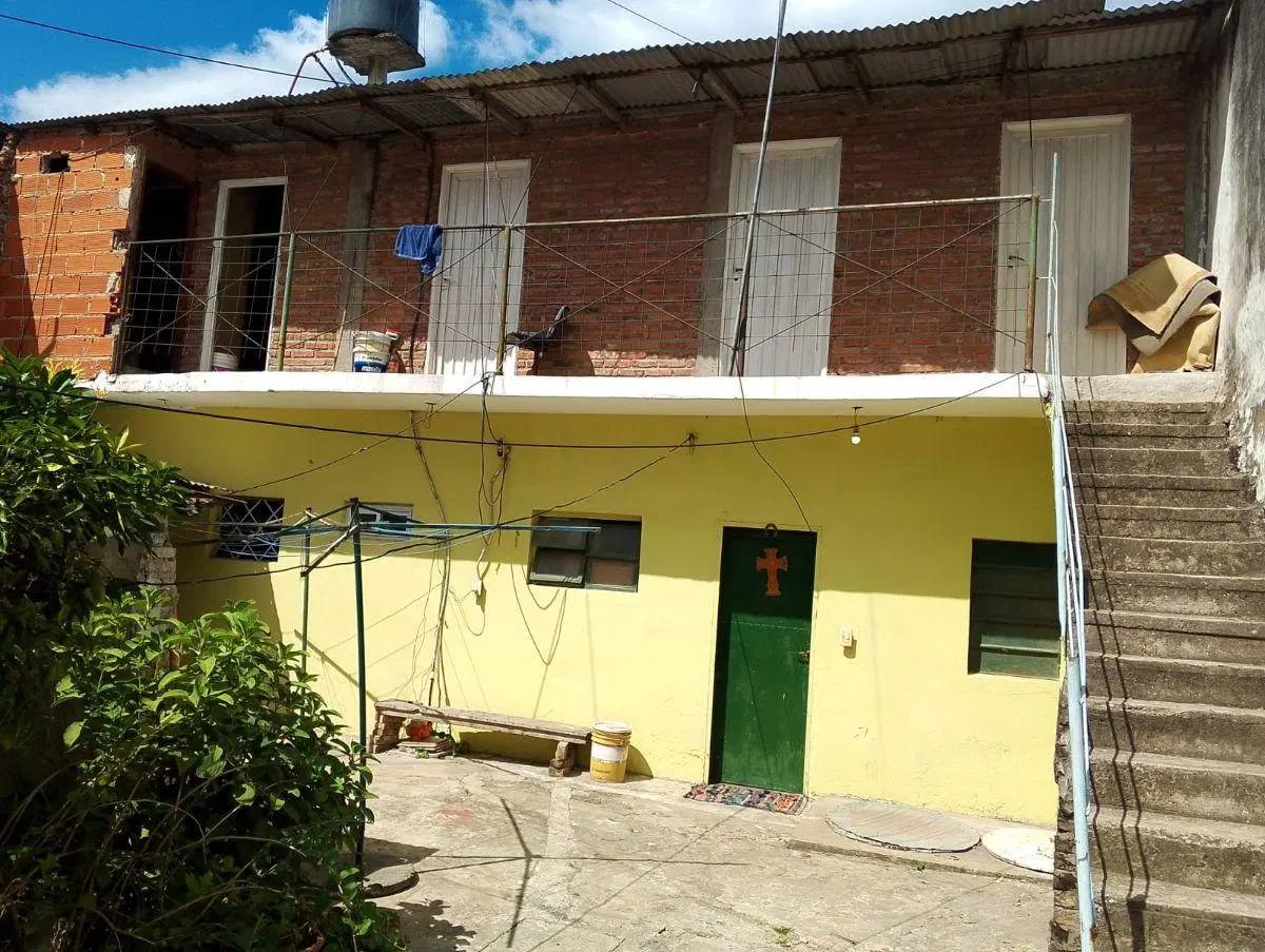 Casa 2 ambientes con local 3