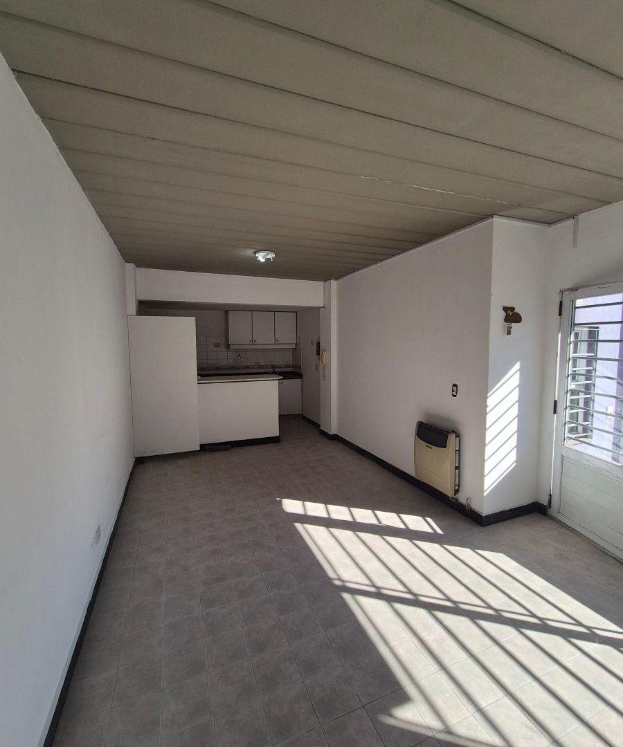 Foto de ALQUILER DE DEPARTAMENTO, TIPO PH SOBRE AV MITRE, EN EZPELETA, imagen 3