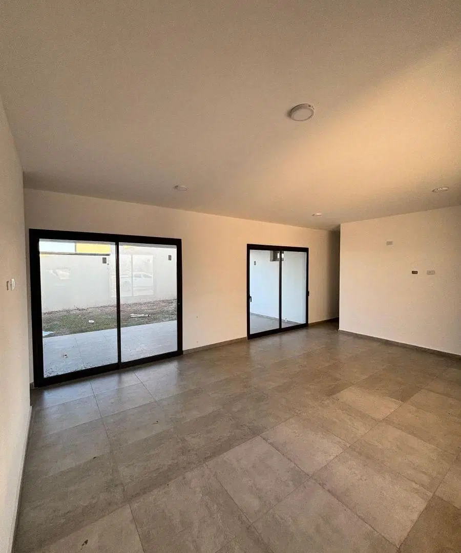 CASA PLANTA BAJA A ESTRENAR - 3 DORMITORIOS - COCHERA DOBLE 1
