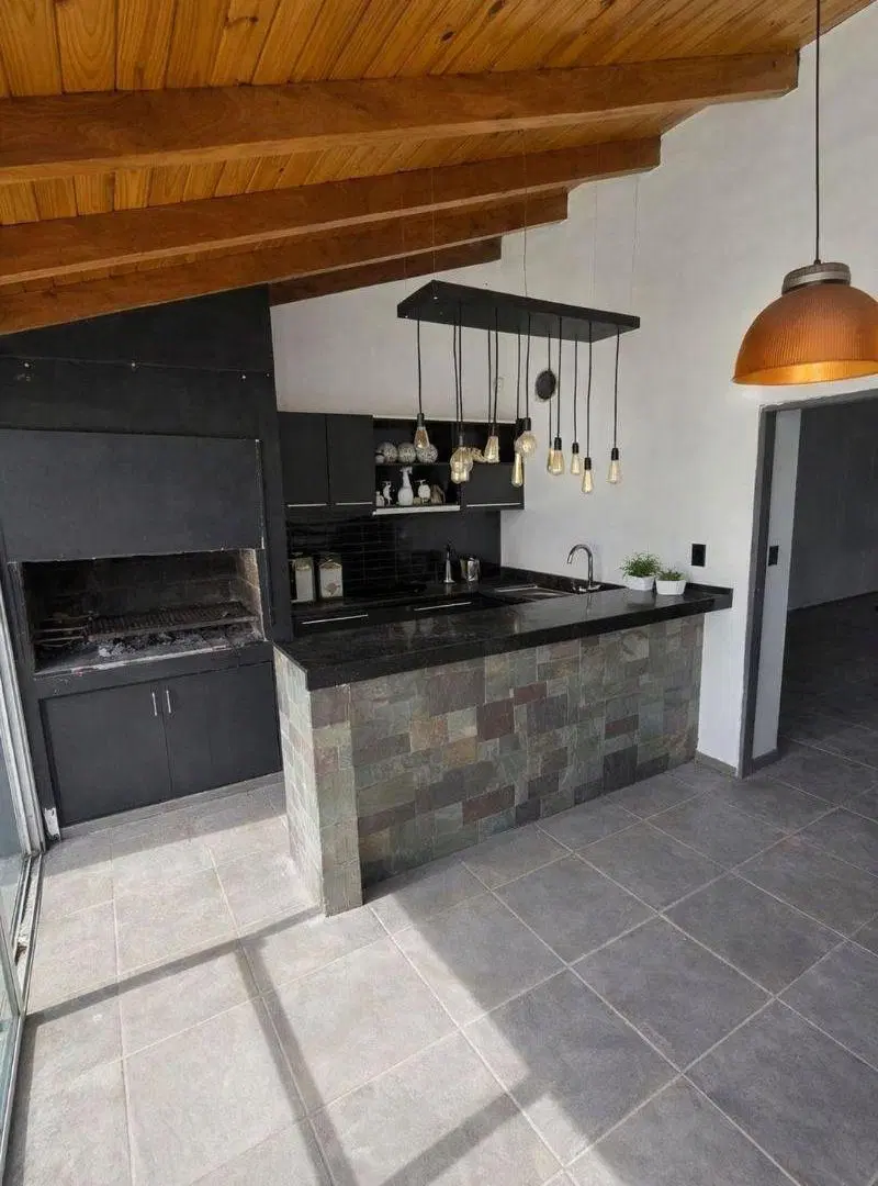 VENTA CASA DE CATEGORÍA 3 DORM EN B° LAS ROSAS 3