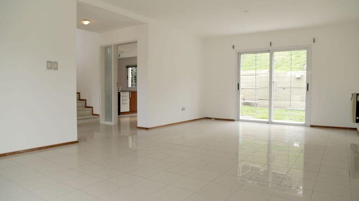 VENTA CASA EN ARGUELLO 3 DORMITORIOS CON PILETA