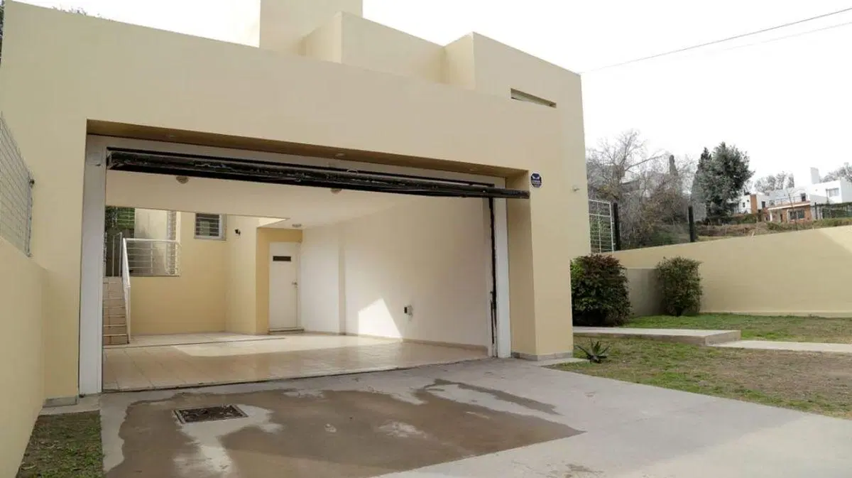 VENTA CASA EN ARGUELLO 3 DORMITORIOS CON PILETA 4