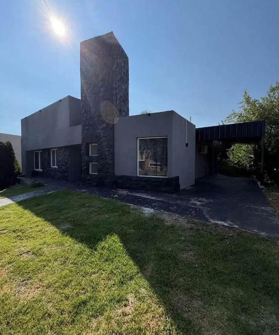 CASA EN VENTA 3 DORMITORIOS EN ARBOLADA HOLLYWOOD 4