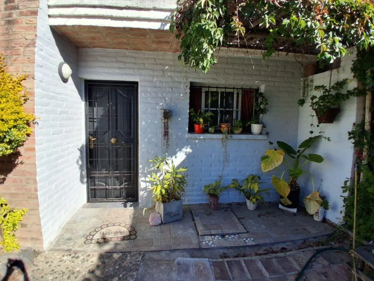 Casa de 2 dormitorios en Villa Allende Parque, con escritura, cerca de Av. Bodereau 3