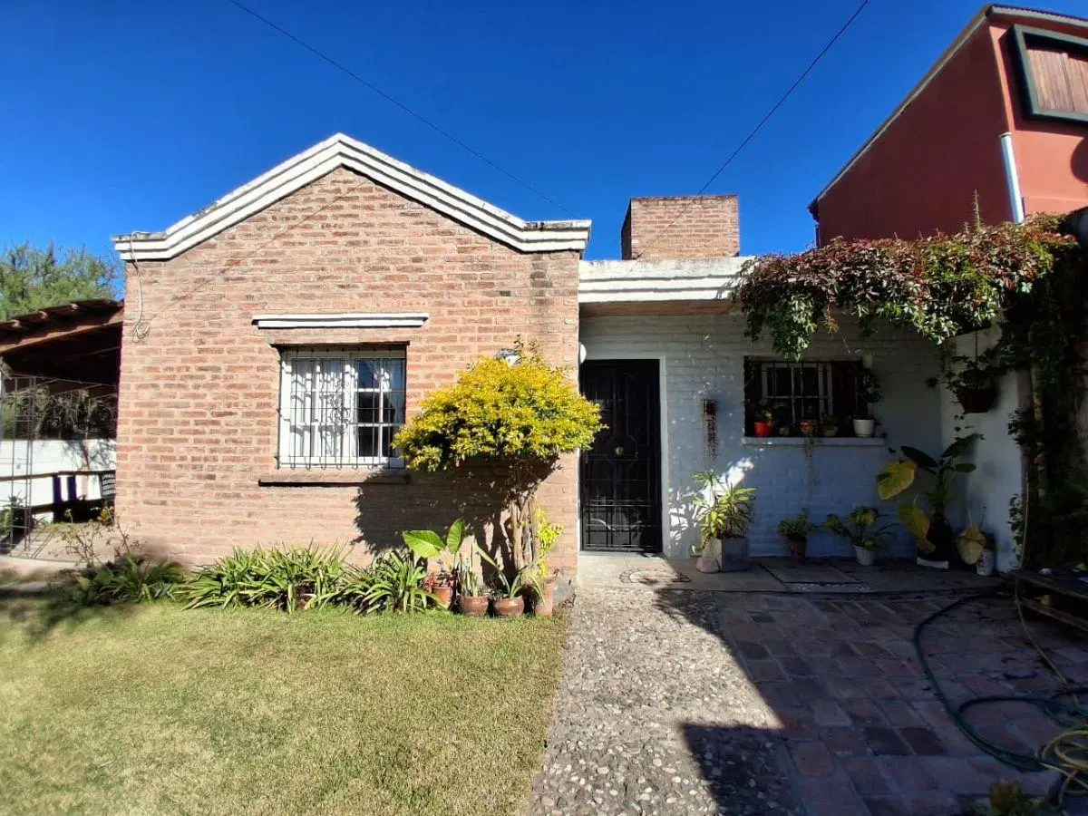 Casa de 2 dormitorios en Villa Allende Parque, con escritura, cerca de Av. Bodereau 5