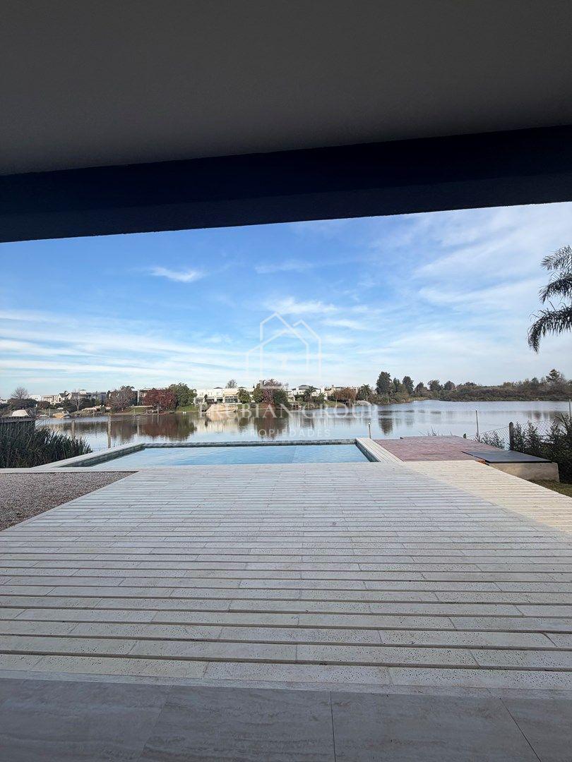 Foto de Casa al Río en Venta en Canal Barrio Náutico Villanueva • AT, imagen 2