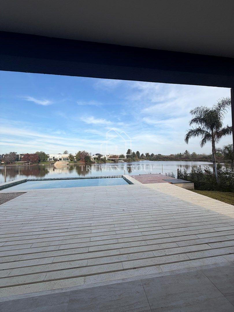 Foto de Casa al Río en Venta en Canal Barrio Náutico Villanueva • AT, imagen 1