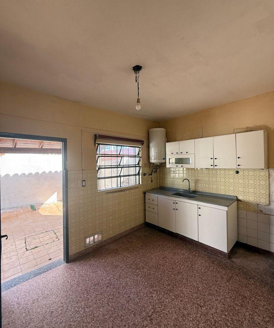 Foto de CASA 3 AMBIENTES CON COCHERA Y PATIO EN ALQUILER, imagen 2