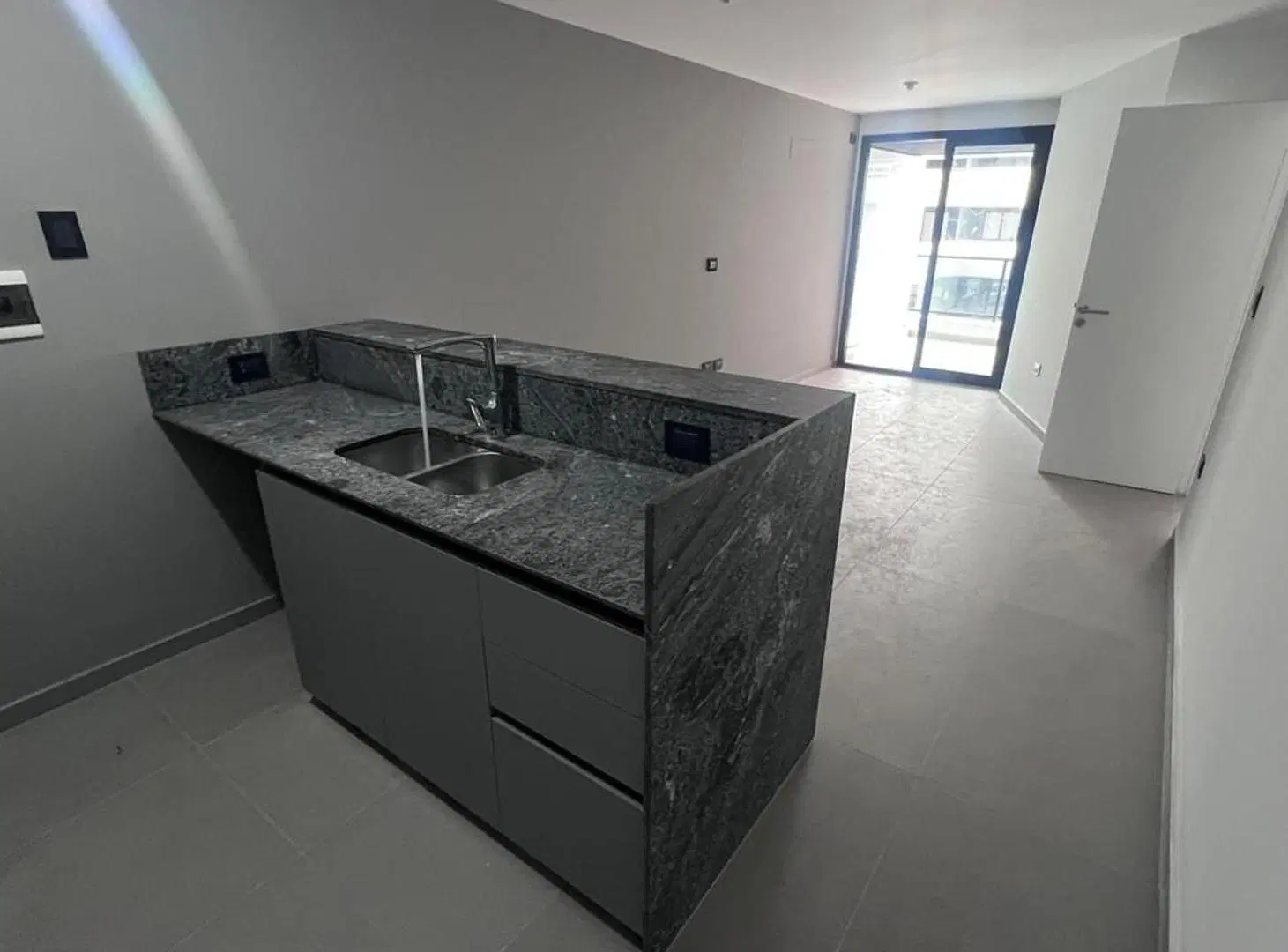 Con GYM, Piscinas, SUM.. Alquilá Dto 1 dorm en Torre Perú 3