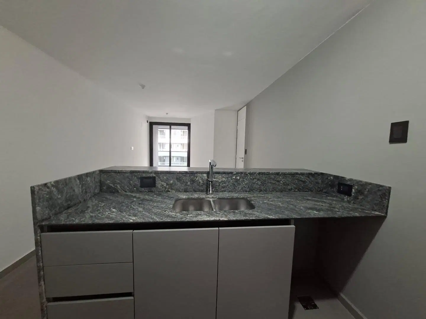 Con GYM, Piscinas, SUM.. Alquilá Dto 1 dorm en Torre Perú 5