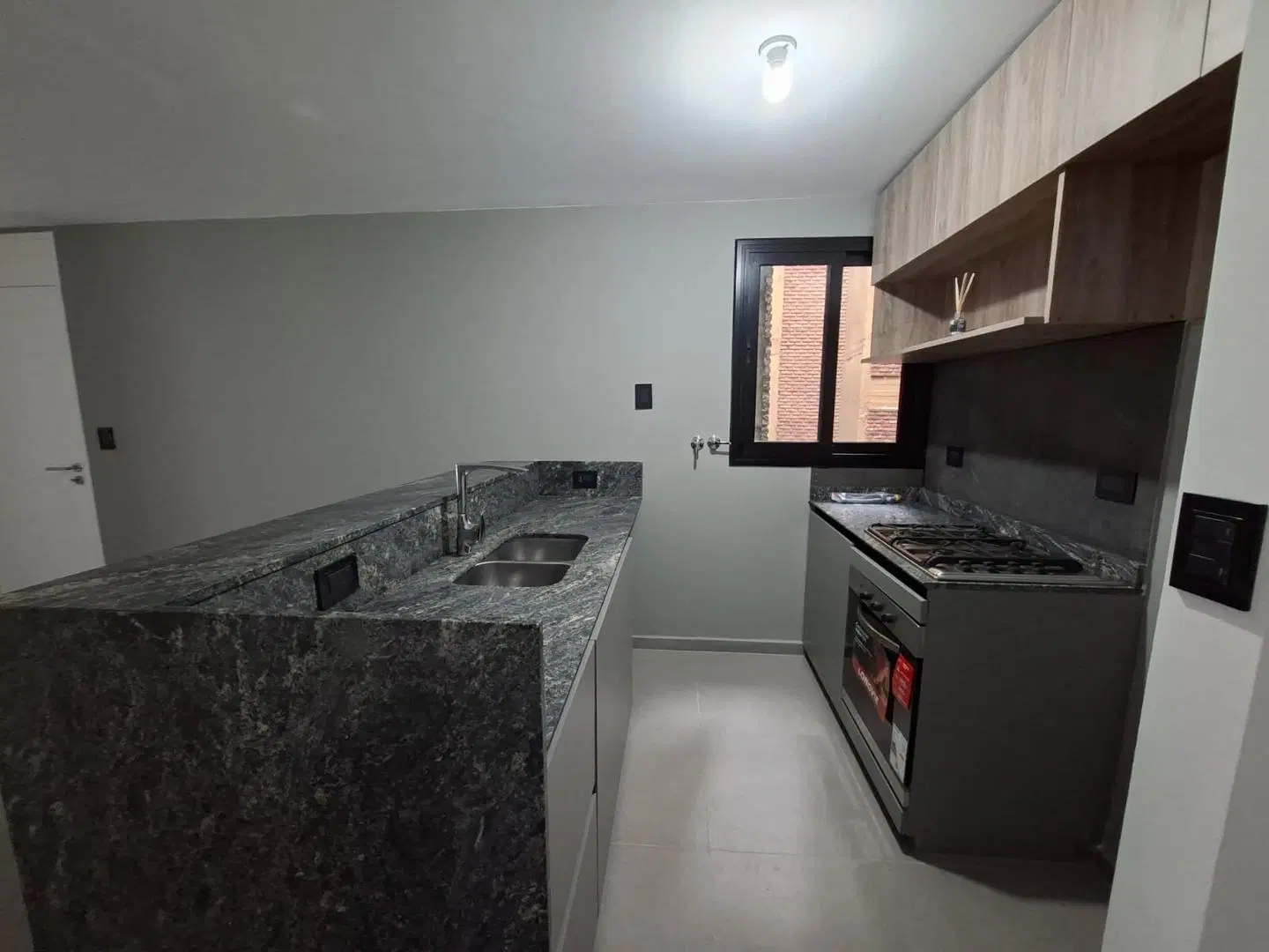 Con GYM, Piscinas, SUM.. Alquilá Dto 1 dorm en Torre Perú 2