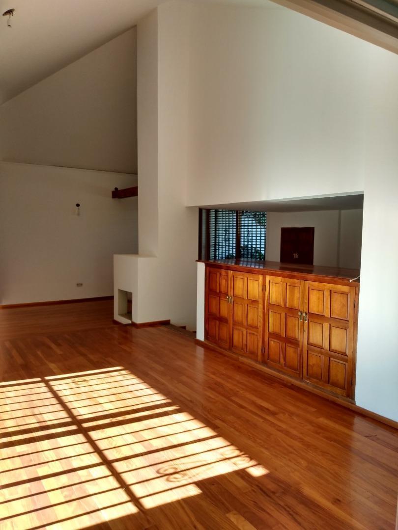 A pasos del Jockey Club - Terreno: 516m² Sup Cub: 270m²
