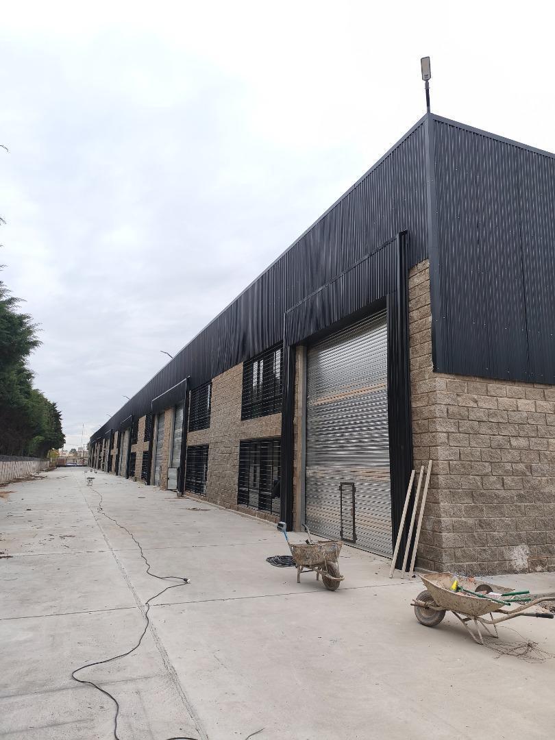 Foto de Galpón de 250m² en complejo de 12 galpones. Seg 24hs, imagen 2
