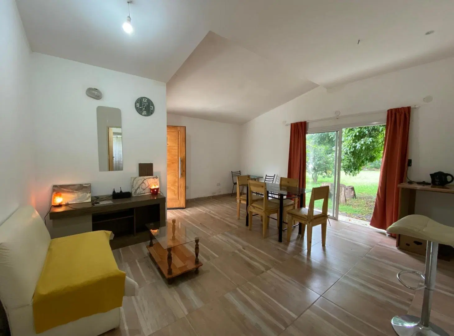 CASA DE 2 DORMITORIOS SOBRE RUTA 28 EN VILLA SANTA CRUZ DEL LAGO 2