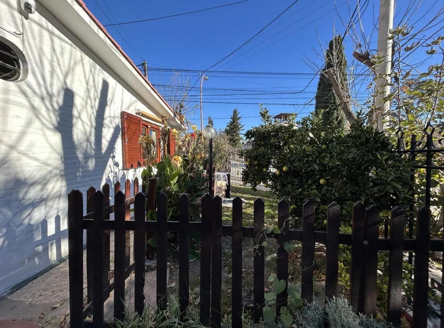 Casa esquina de un dormitorio en Barrio santa Rita 2