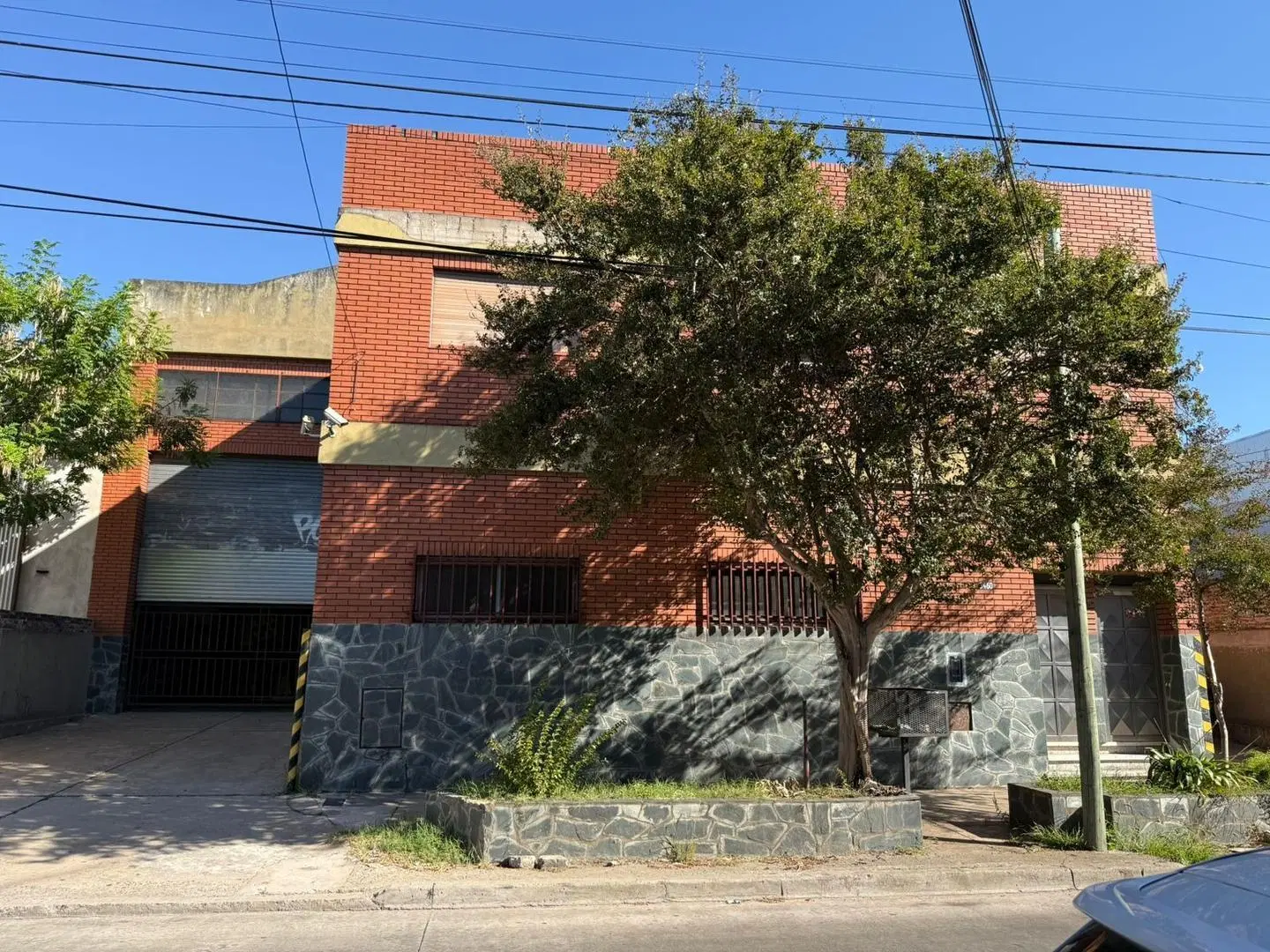 Galpón con 920 m2 construidos en venta en Caseros 1