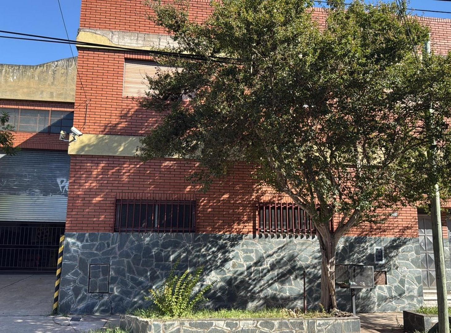 Galpón con 920 m2 construidos en venta en Caseros