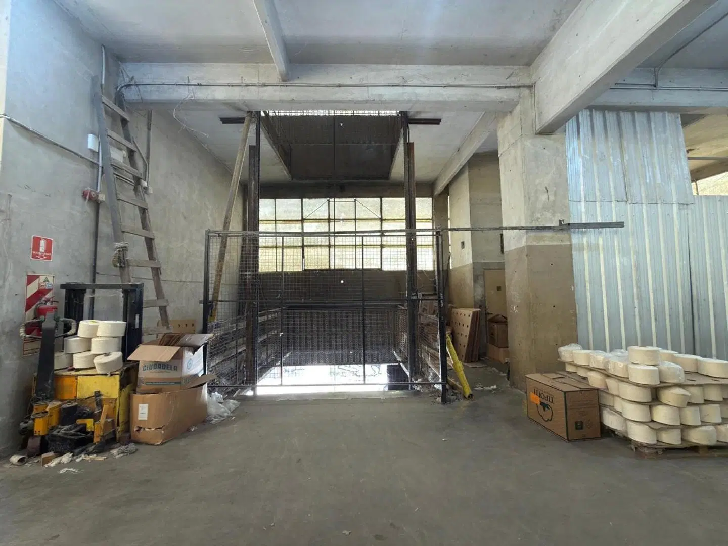 Galpón de 3000 m2 en venta o alquiler en Villa Lynch 2