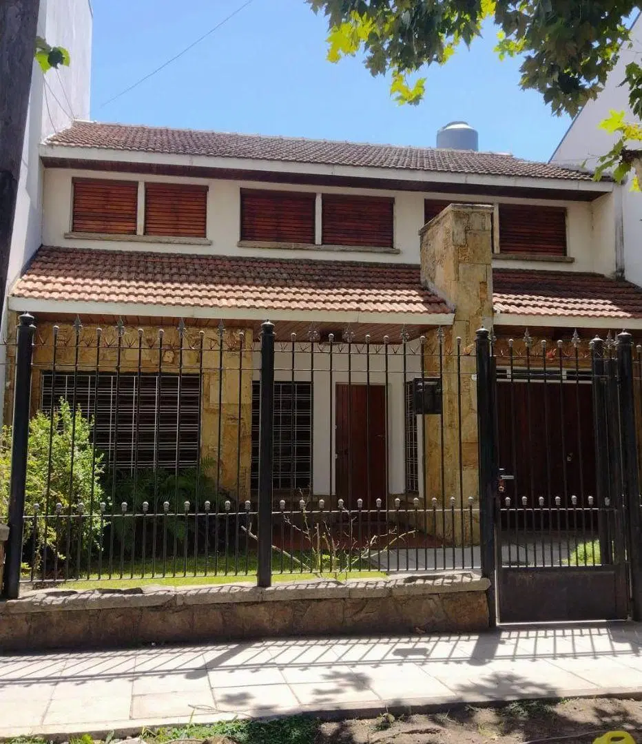 Casa de 186 m2 con 3 dormitorios en venta en Rafael Calzada 3