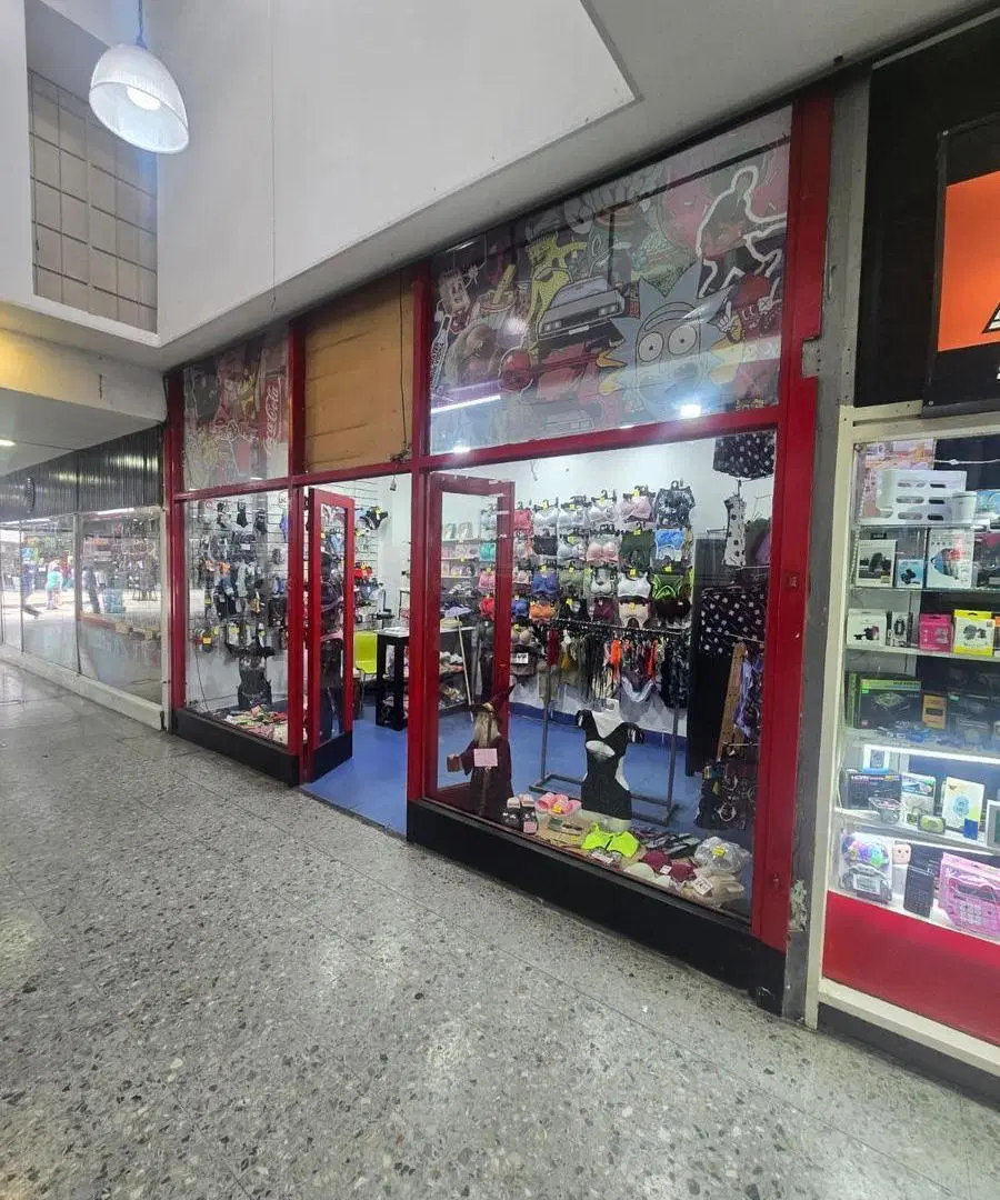 Local en Lomas de Zamora sobre laprida al 200 3