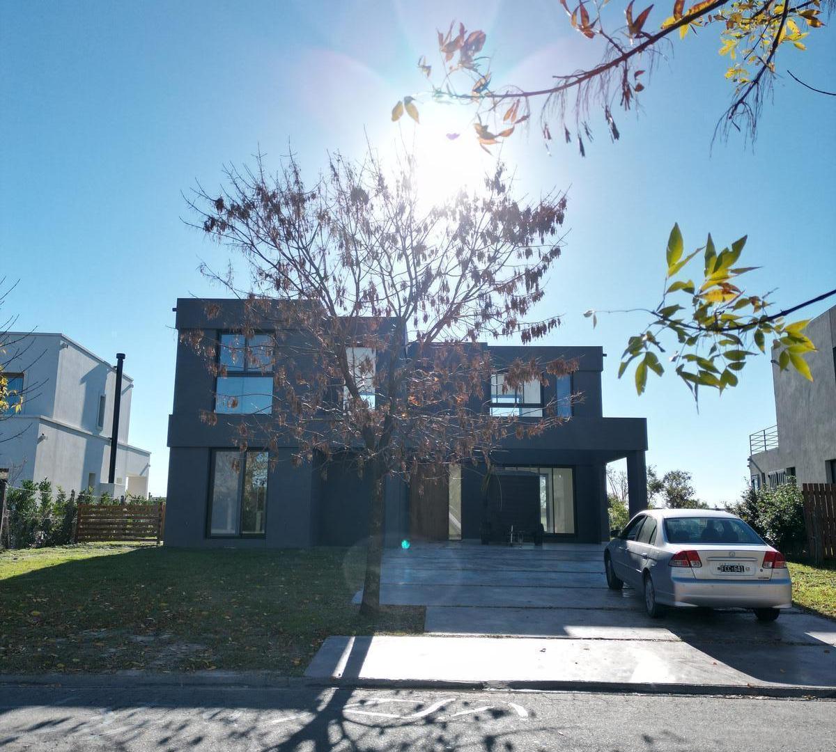 Casa A La Venta En El Canton Con Vista Al Golf