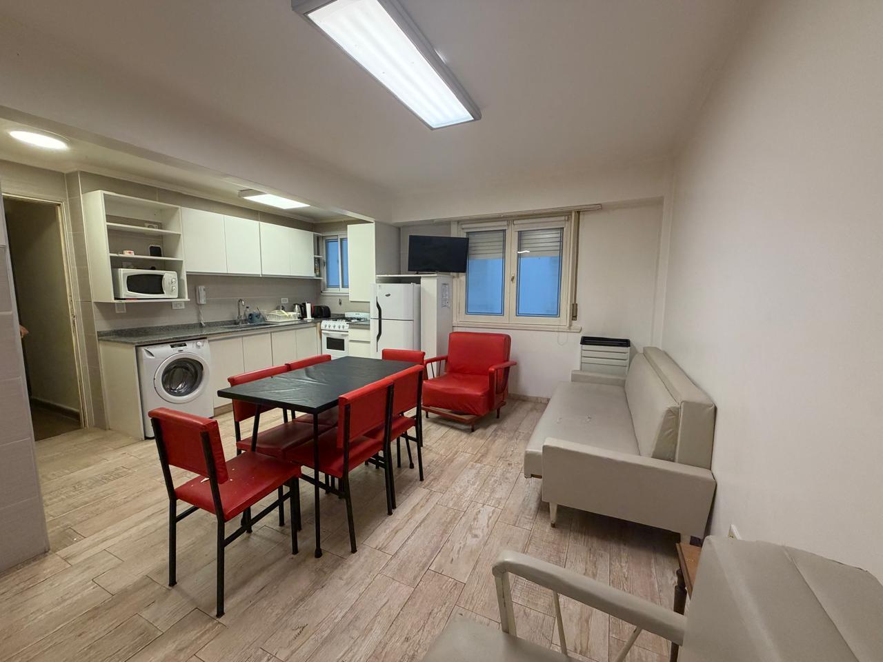 Departamento de 2 Ambientes Reciclado con Balcón - Excelente Distribución