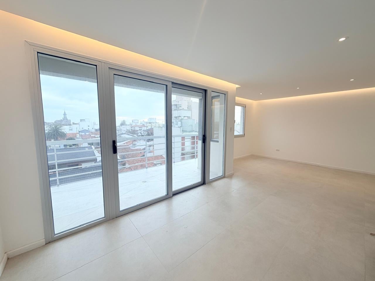 Departamento de 3 Ambientes a Estrenar con Balcón a metros del mar – La Perla