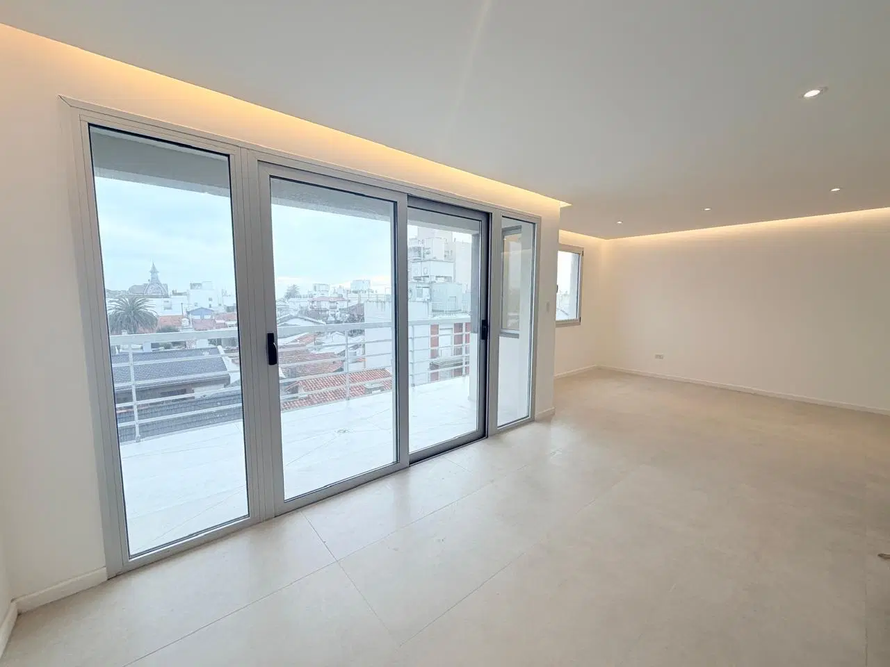 Departamento de 3 Ambientes a Estrenar con Balcón a metros del mar – La Perla 1