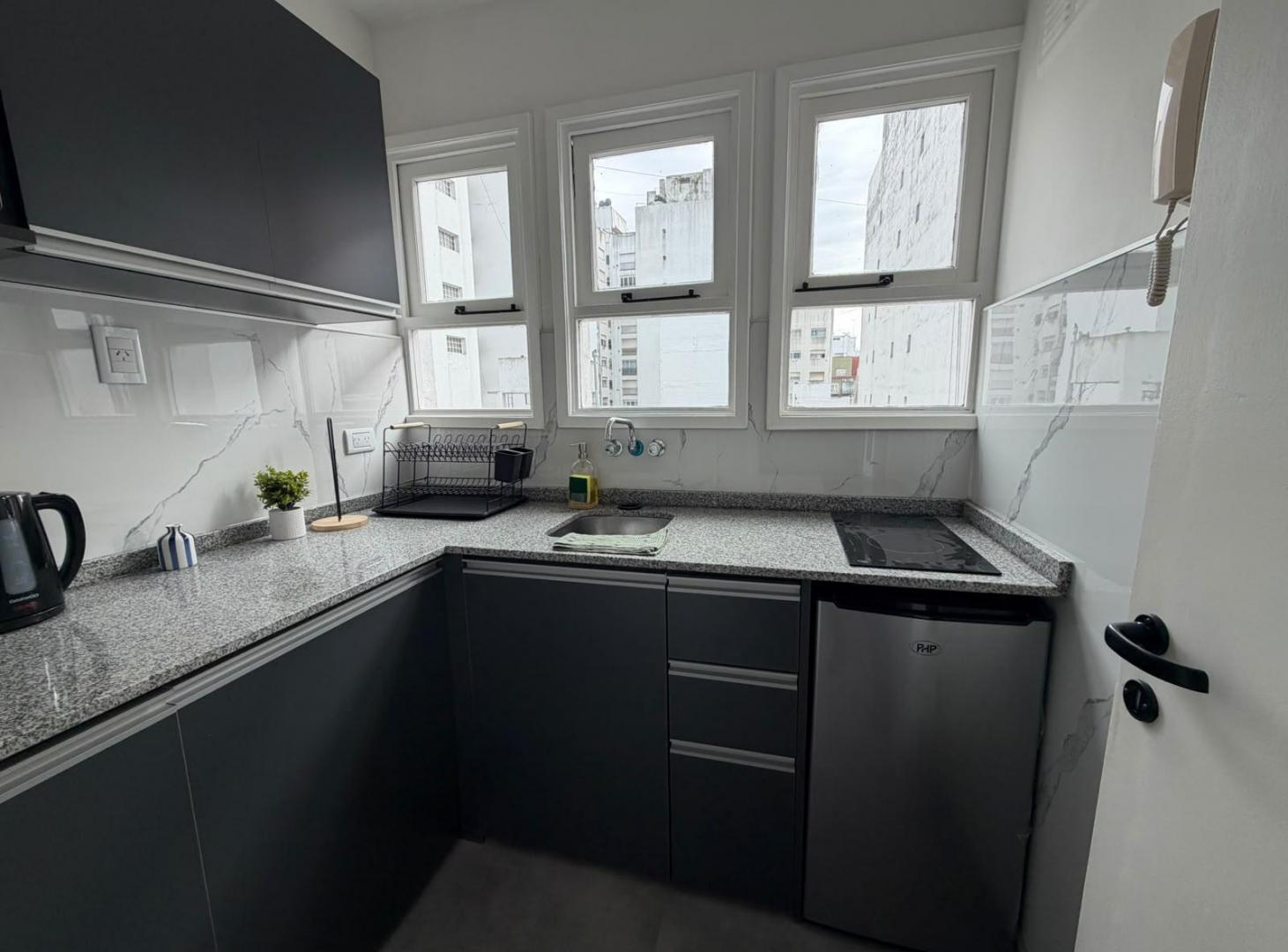 Foto de MONOAMBIENTE DIVIDIDO TOALMENTE RECICLADO CON BALCÓN, imagen 1