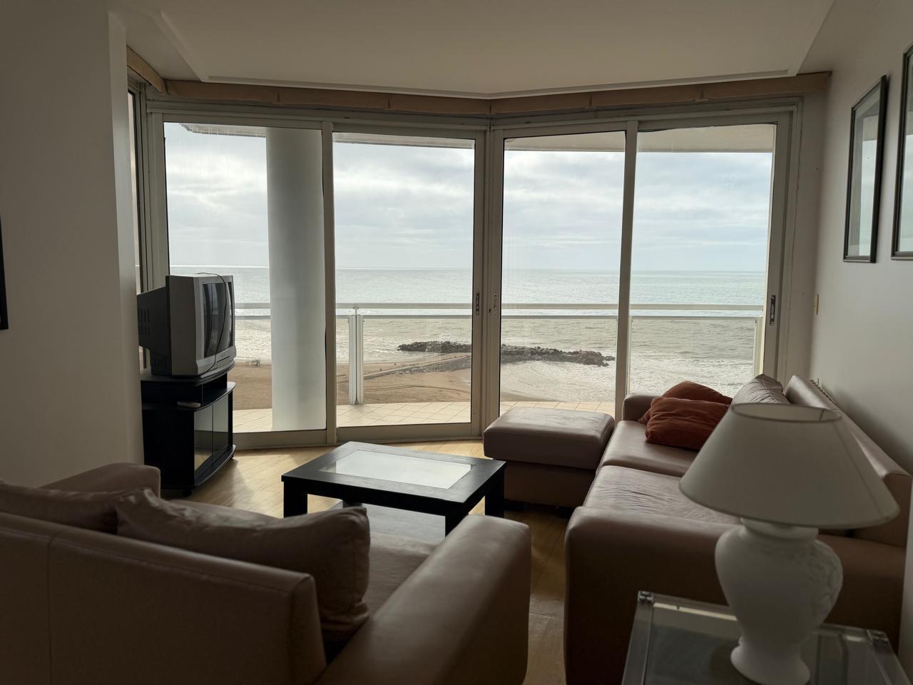 Foto de ALQUILER | Excelente Departamento de 3 Ambientes primera línea de mar, imagen 2