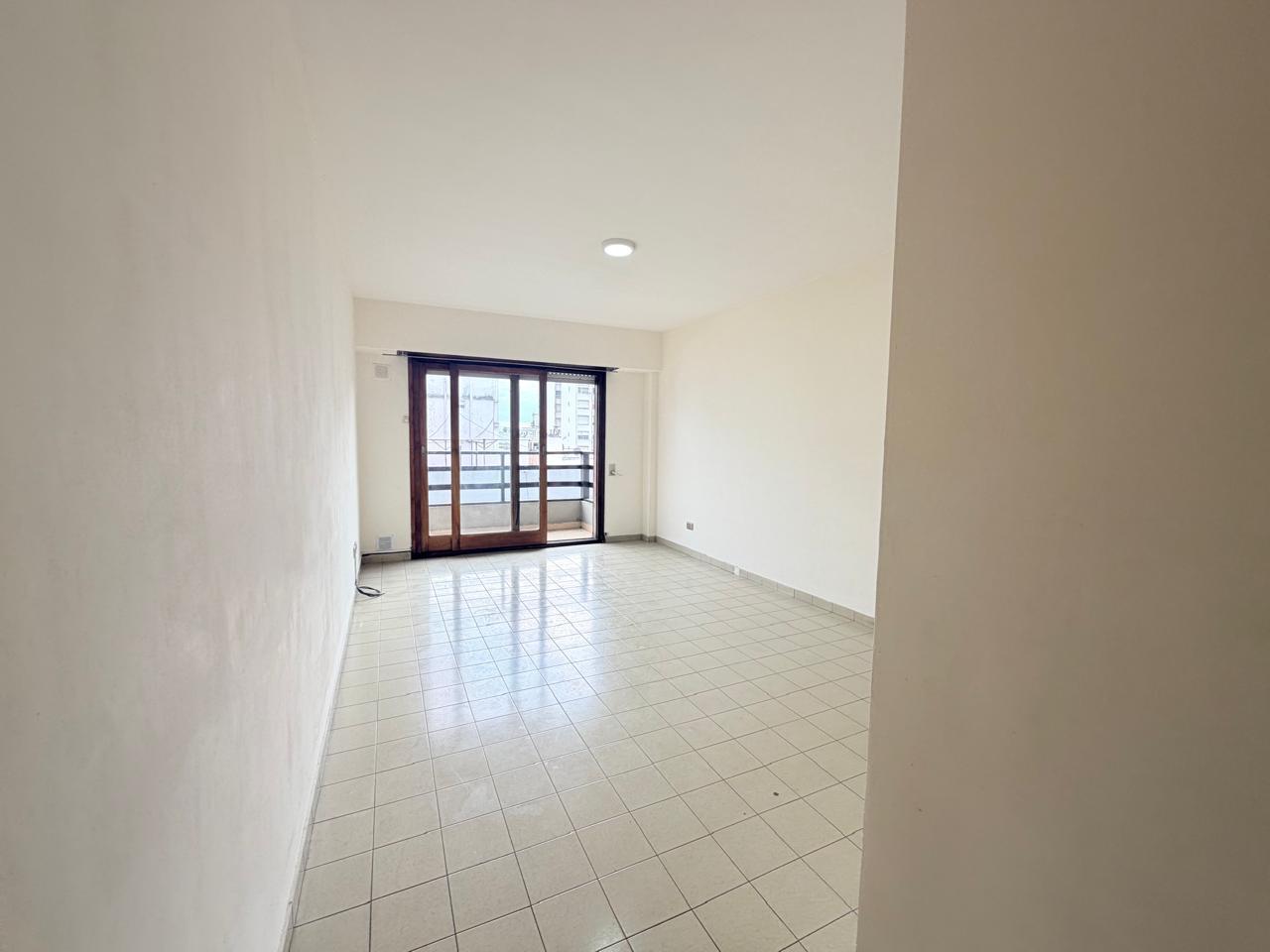 Foto de ALQUILER | Departamento de 2 Ambientes con balcón al frente - La Perla, imagen 1