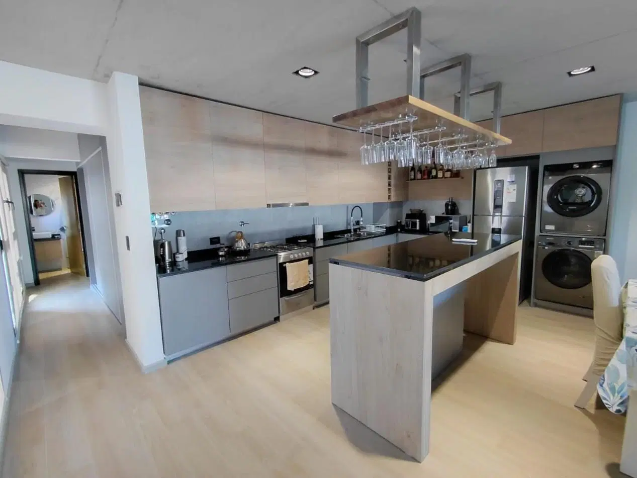 DEPARTAMENTO AL FRENTE CON BALCON SALIENTE ,COCHERA, AMUEBLADO Y AMENITIES 2