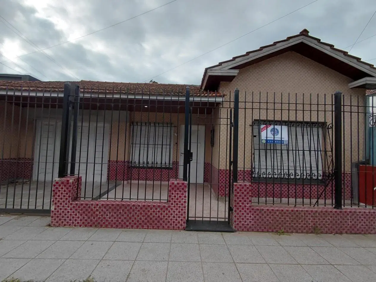 VENTA CHALET AL FRENTE CON GARAJE, PATIO Y JARDIN 2