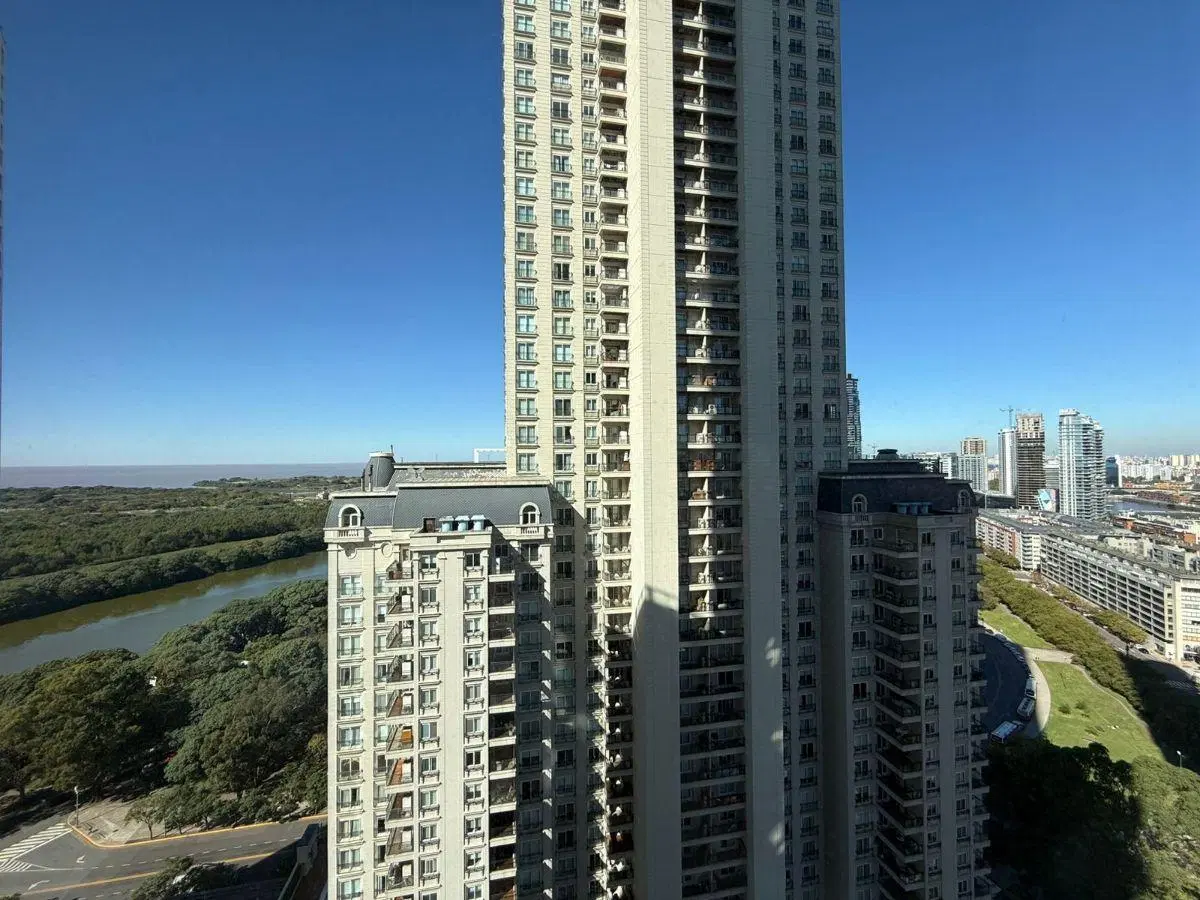 Venta 3 ambientes más dependencia Alvear Tower piso alto 2
