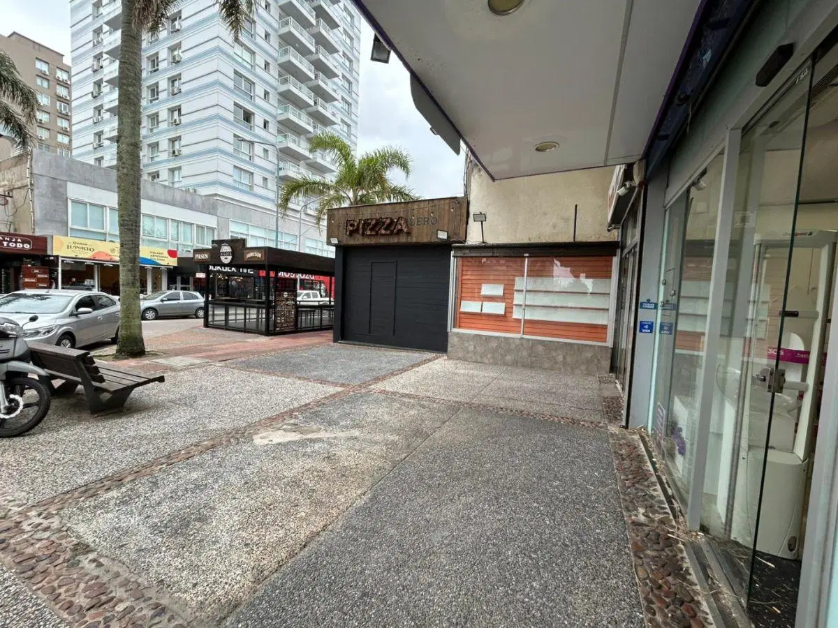 Venta de Local Comercial en Av Gorlero, Punta del Este 2